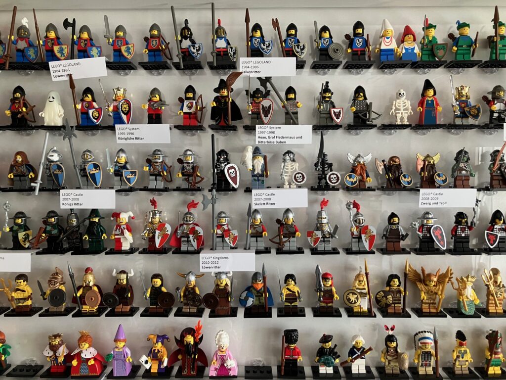 Minifiguren in Vitrine